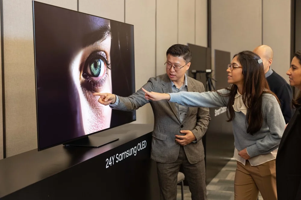 Andy Lee, szef laboratorium jakości obrazu w Samsung Electronics, prezentuje technologię Glare Free w telewizorach OLED z 2024 roku.