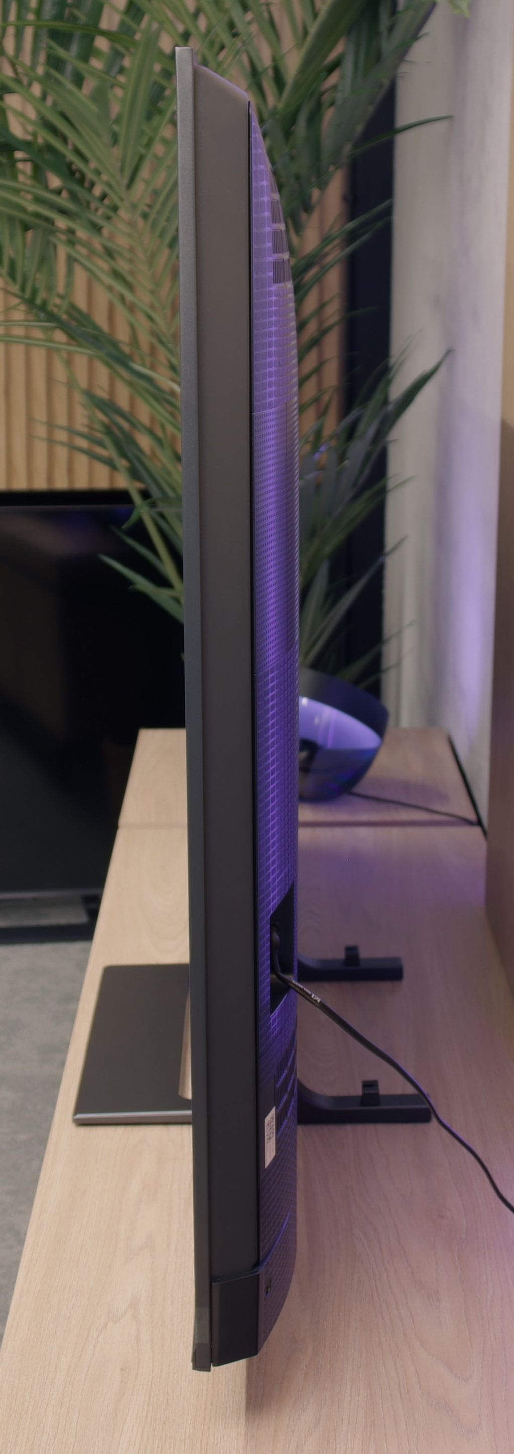 Review Hisense E8Q Appearance of the TV