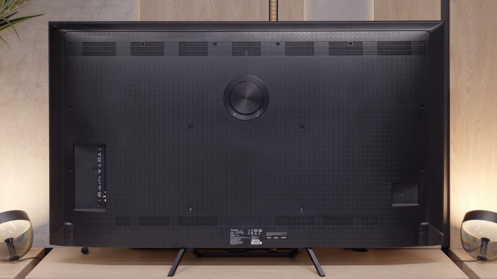 Review Panasonic W95B Appearance of the TV