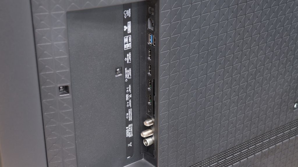 Review Panasonic W95B Appearance of the TV