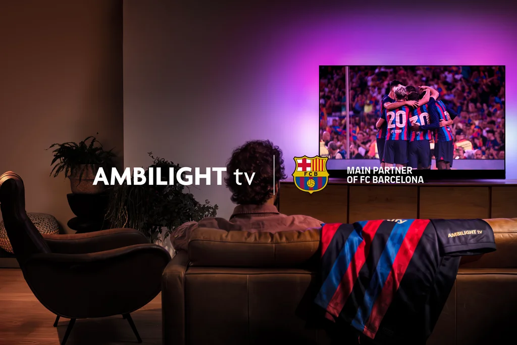 Zdjęcie przedstawia kibiców FC Barcelony korzystających z nowoczesnych rozwiązań Philipsa. Dowiedz się, jak ta współpraca poprawia doświadczenia fanów. Wybierz.tv – najlepsze artykuły o technologii w sporcie.