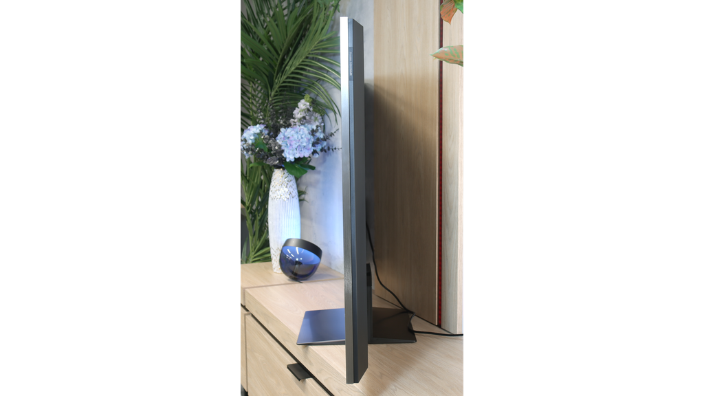 Review TCL C8L / QM8L  Appearance of the TV