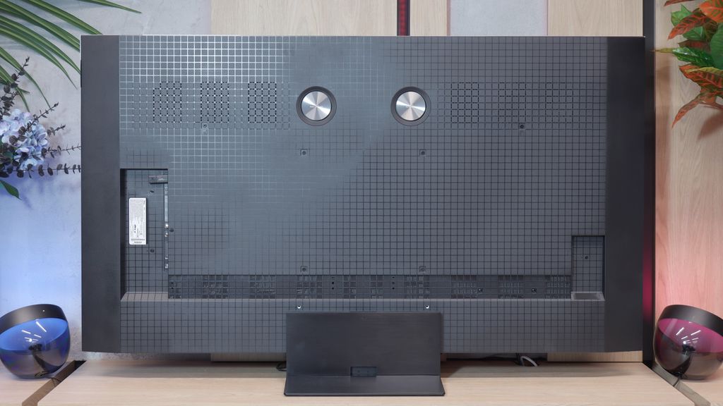 Review TCL C8L / QM8L  Appearance of the TV