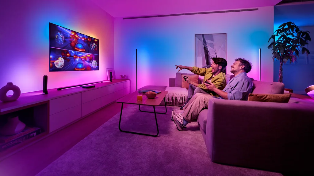 Świetna wiadomość dla użytkowników telewizorów LG z 2024 roku – Philips Hue Sync oficjalnie pojawił się na tej platformie! Teraz możesz zsynchronizować swoje oświetlenie Hue z akcją na ekranie i cieszyć się niesamowitymi efektami świetlnymi. Ale uwaga – starsze modele LG nie dostały tej funkcji. Sprawdź, jak działa Hue Sync na LG i czy Twój telewizor jest kompatybilny!