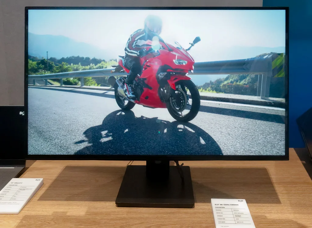 BOE may launch the first 8K 120Hz monitor panel before Samsung or TCL. 31.5" IPS LCD, 3000:1 contrast, full DCI-P3. Mass production expected this year.