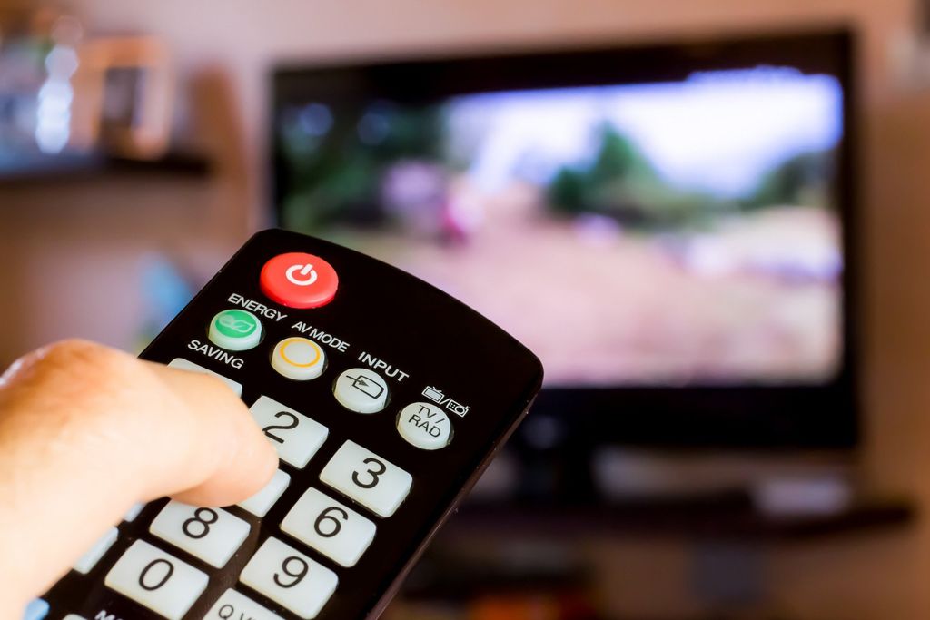 HbbTV już nieobowiązkowe w dekoderach. Nowe przepisy obniżą ceny urządzeń DVB-T2. Sprawdź, co tracą widzowie bez wsparcia dla interaktywnych usług.