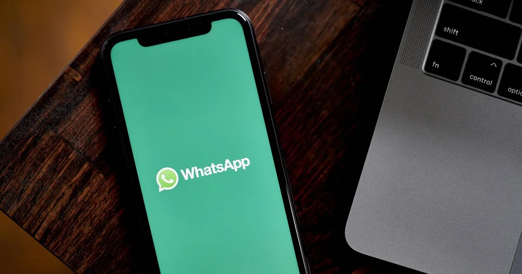 WhatsApp uruchamia Writing Help – asystenta AI, który poprawia styl, ton i błędy w wiadomościach. Prywatność ma być w pełni zachowana.
