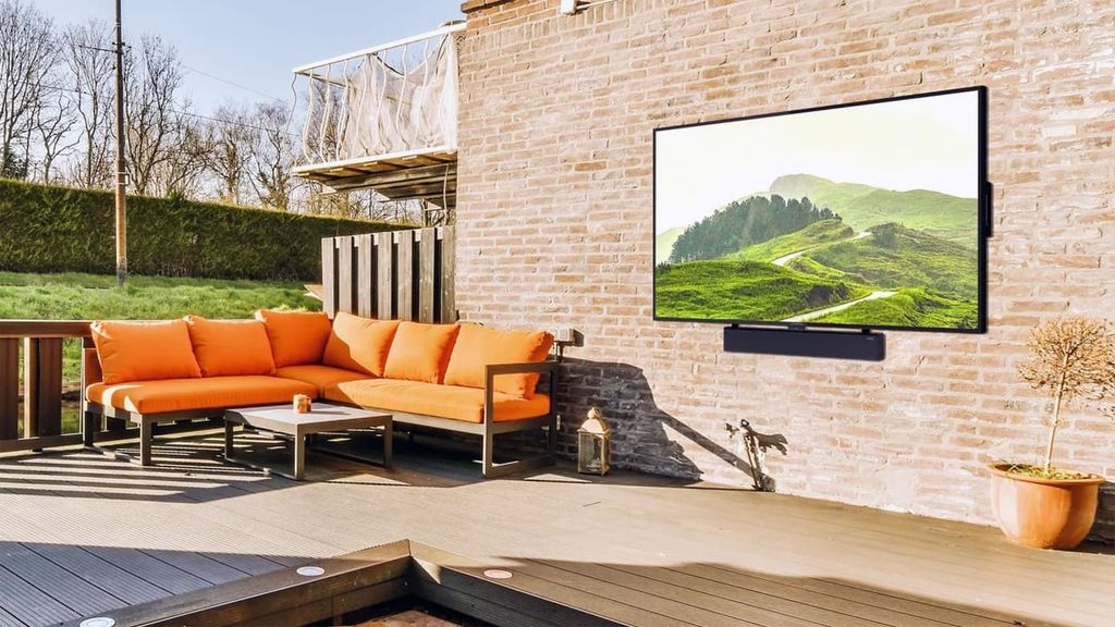 Skyworth Clarus Outdoor TV – do 3000 nitów jasności, odporne na deszcz i słońce. Idealne do ogrodów, barów i luksusowych przestrzeni rozrywkowych.