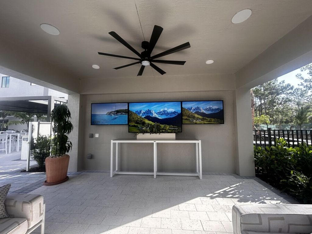Clarus Outdoor TV od Skyworth: jasność do 3000 nitów, odporność IK10 i IP66. Perfekcyjny obraz na zewnątrz – od domu po restauracje i hotele.
