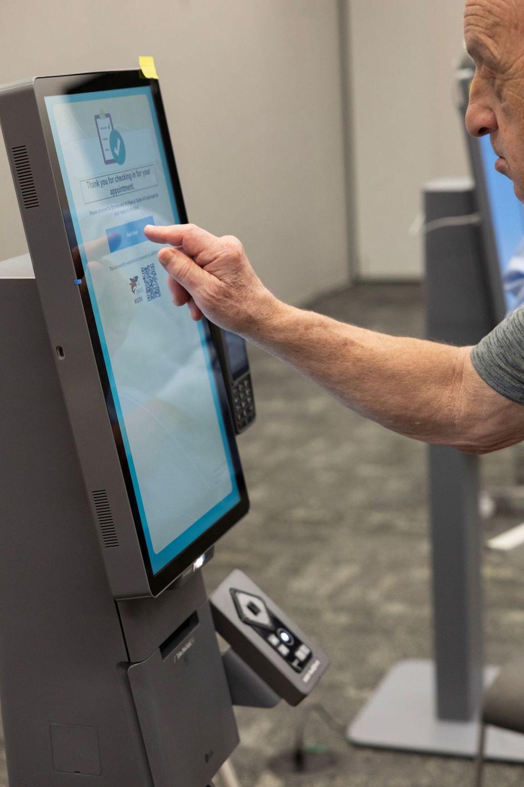 Dostępność od projektu, nie poprawka – kioski LG Gen 2 łączą technologię głosową, tactile input i JAWS, by każdy mógł korzystać niezależnie.