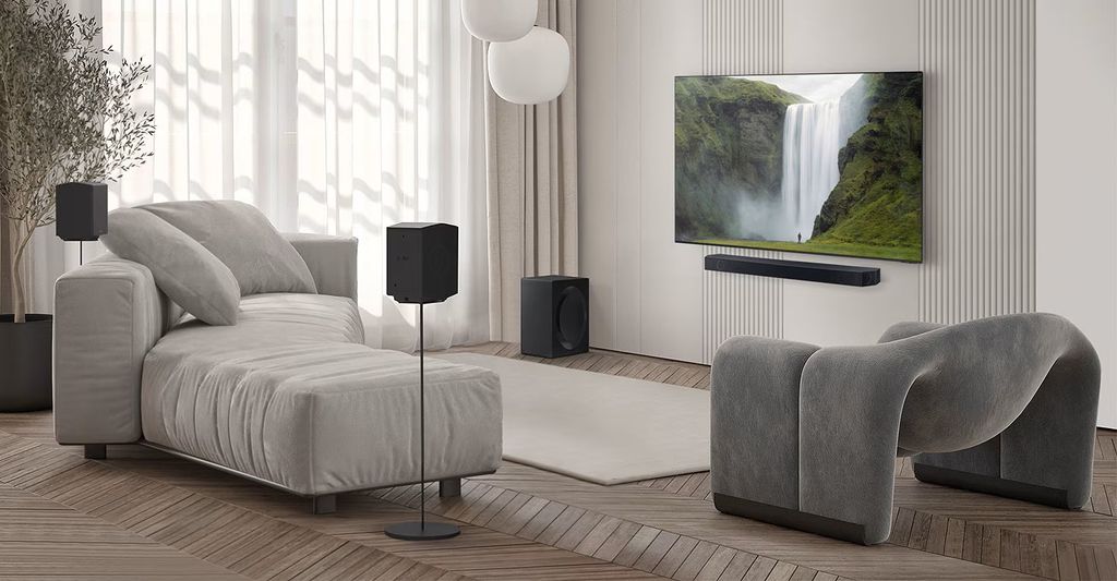 Ultrasmukłe soundbary Samsung Ultra Slim przypominają, że estetyka i dobre brzmienie mogą iść w parze. Dolby Atmos, Q-Symphony i konstrukcja 4 cm głębokości to ich główne cechy.