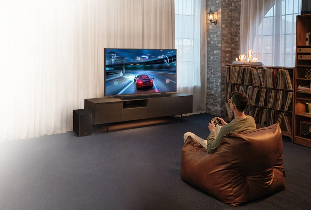 Soundbary Samsung Ultra Slim to połączenie minimalistycznego designu i przestrzennego brzmienia. Modele z serii S800D i S700D oferują Dolby Atmos i dopasowanie dźwięku do pomieszczenia.Ultrasmukłe soundbary Samsung Ultra Slim przypominają, że estetyka i dobre brzmienie mogą iść w parze. Dolby Atmos, Q-Symphony i konstrukcja 4 cm głębokości to ich główne cechy.