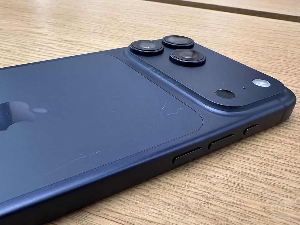 Nowy iPhone 17 Pro oskarżony o brak trwałości. Apple: widoczne ślady w sklepach to nie rysy, lecz brud ze stojaków.