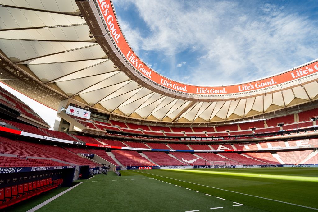 Over 3,000 m² of LG screens throughout the stadium – from the players' tunnel to the stands. The atmosphere of the match in a fully digital setting.