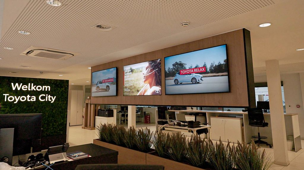 Samsung und Toyota erweitern ihre Partnerschaft. 23.000 Smart Signage Displays verändern das Kundenerlebnis in Autohäusern weltweit.