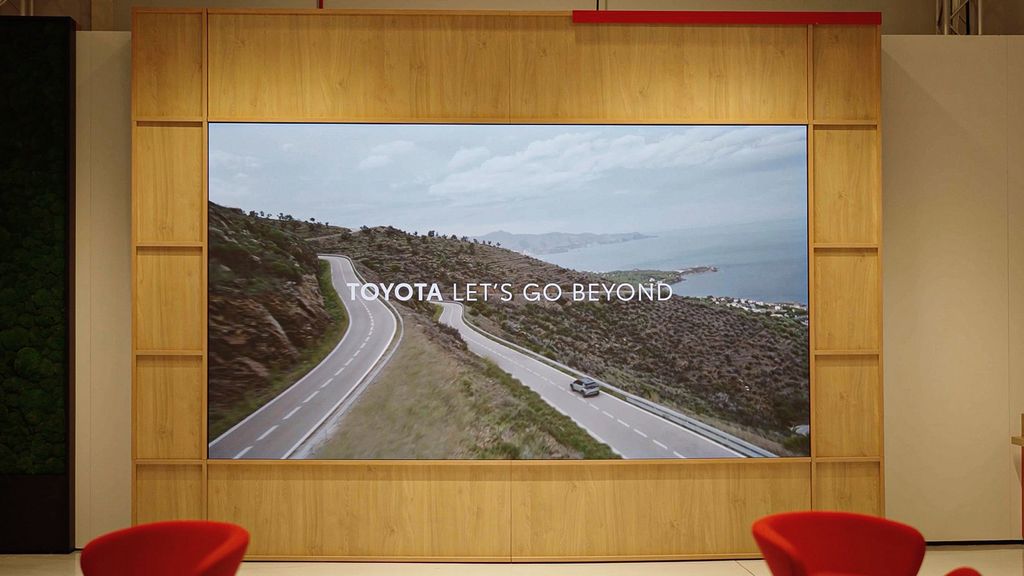 Samsung ist Marktführer im Bereich Digital Signage – 38,8% des Marktes und 17 Jahre Vorsprung. Jetzt verändern sie gemeinsam mit Toyota die Art und Weise, wie Autos gekauft werden.