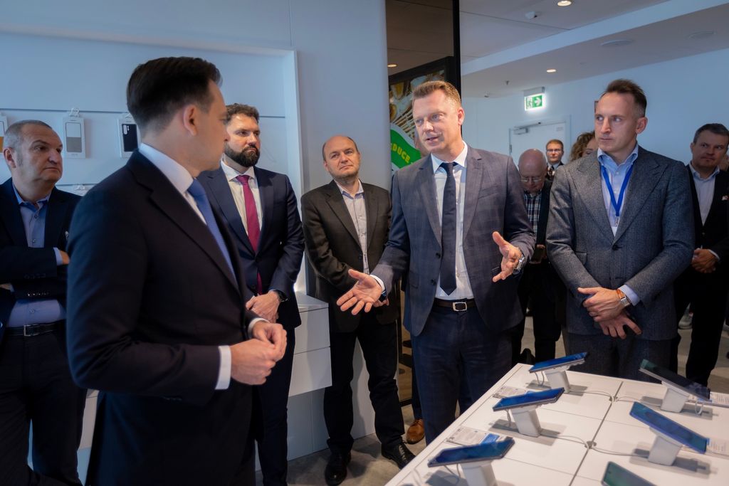 Samsung is investing in Poland – the new Business Experience Centre in Warsaw is a space that combines innovation, security, and technological partnership.