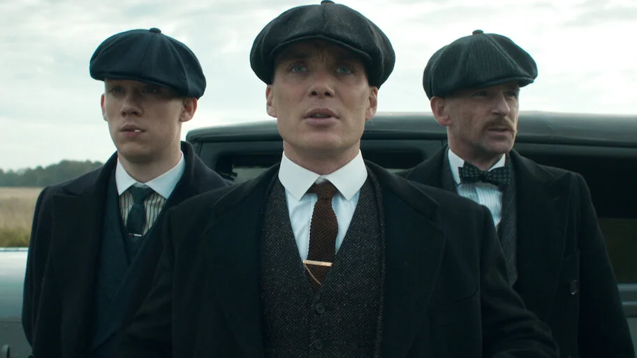 Die neue „Peaky Blinders“-Serie kommt! Steven Knight verspricht eine Fortsetzung, die noch besser als das Original sein soll. Erfahre, was uns erwartet!