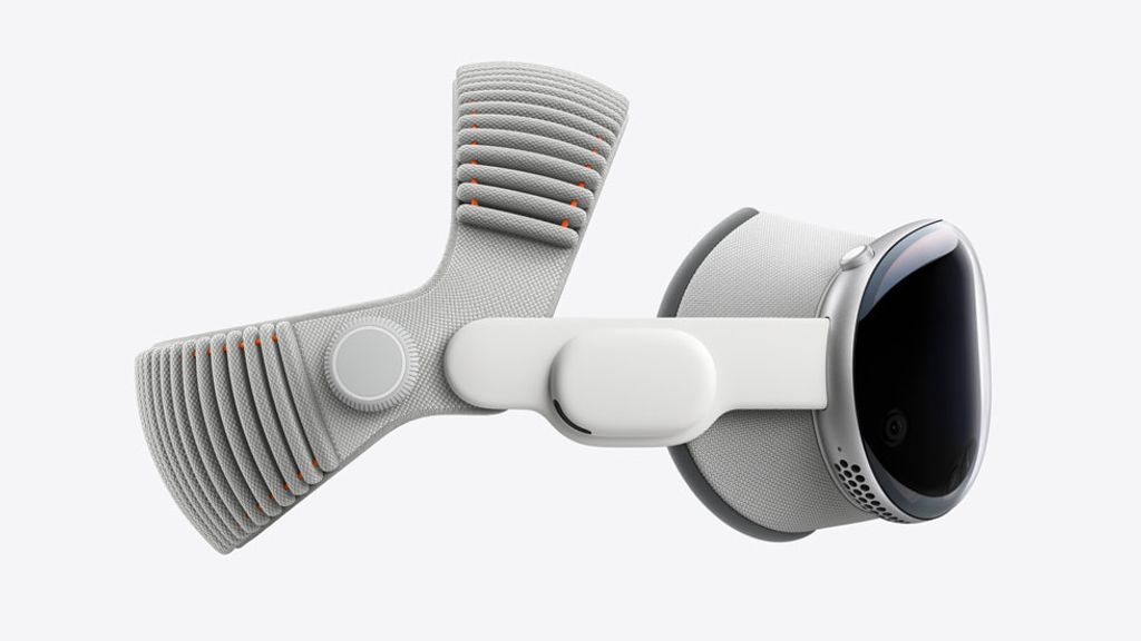 Vision Pro with the M5 chip and visionOS 26 is the new standard in VR. 4K image at 120 Hz, 3D movies, spatial audio, and better wearing comfort.