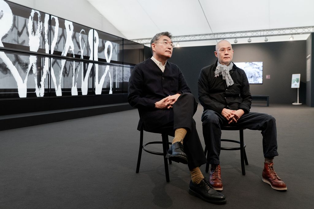LG und Künstler Do Ho Suh vereinen Kunst und Technik. Der transparente OLED-TV erweckt Se Ok Suhs Werke bei der Frieze London 2025 zum Leben.
