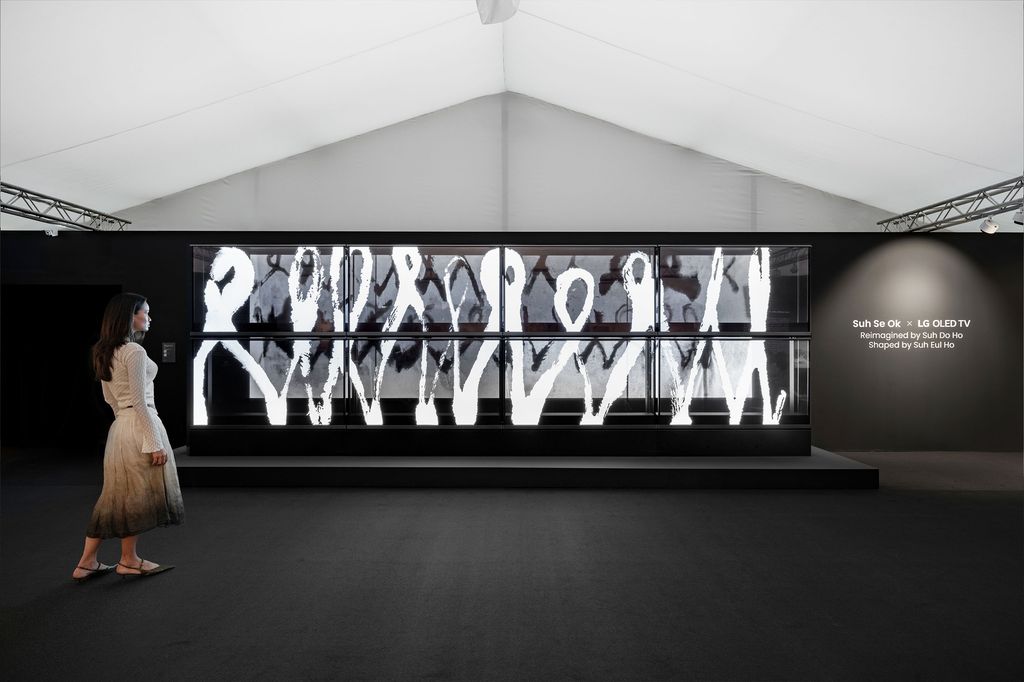 LG supports contemporary artists. The partnership with the National Gallery and KCCUK demonstrates how OLED is becoming a new medium for digital art.