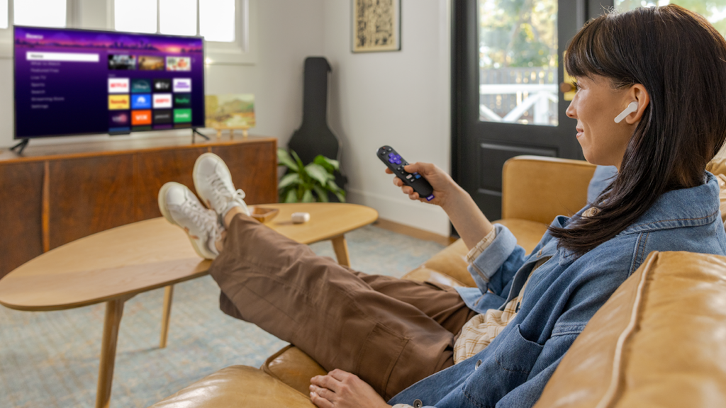 Roku erhält ein neues KI-Update! Ein Fernseher, mit dem du wie mit einem Menschen sprichst – Roku Voice bietet jetzt Konversations-KI und smarte Empfehlungen.