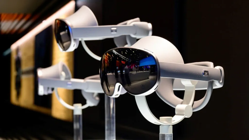 Galaxy XR – XR headset from Samsung with 4K micro-OLED and Gemini AI. Android XR, Snapdragon XR2+, Dolby Atmos, and 2.5 hours of battery life.