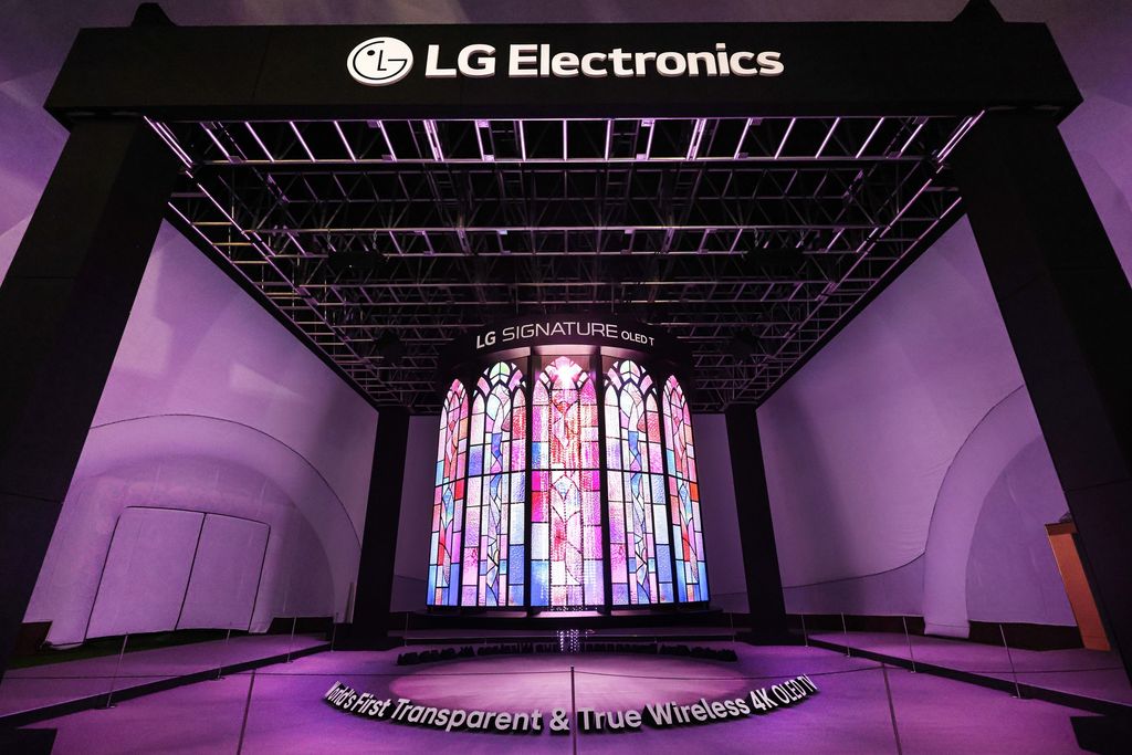LG dazzles at APEC 2025! The chandelier made of 28 transparent OLED T panels proves that technology can be art — no wires, no limits, no compromises.