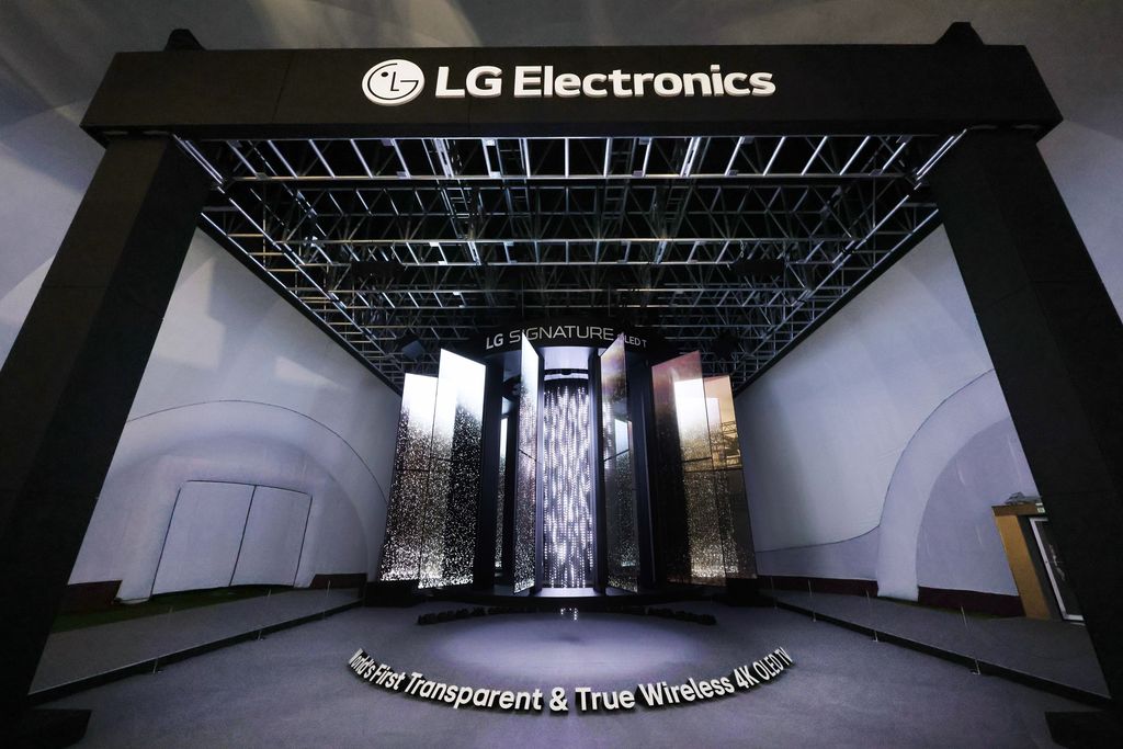 LG redefines the concept of a screen. OLED T becomes a work of art – 28 panels in motion create a magical chandelier that captivated APEC 2025.