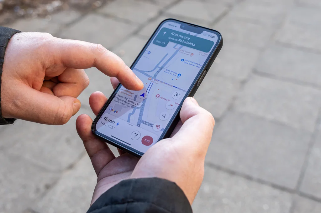 Mapy Google z trybem oszczędzania energii! Minimalistyczny, szary interfejs i dłuższy czas pracy baterii bez utraty wskazówek głosowych.