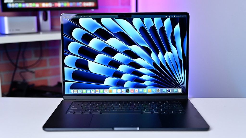 Apple pracuje nad najtańszym MacBookiem w historii. Laptop z procesorem A18 Pro i kolorową obudową trafi na rynek w 2026 roku.