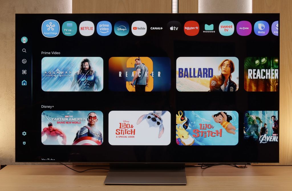 Alternatywa dla LG C5 dla posiadaczy telefonów Samsunga i graczy. Oferuje wysoką jasność, odświeżanie do 144 Hz i świetny upłynniacz Game Motion Plus. Doskonale współpracuje z ekosystemem SmartThings. Podpis pod zdjęcie: Samsung S90F – jasny OLED 144 Hz stworzony do gier i ekosystemu Samsung.