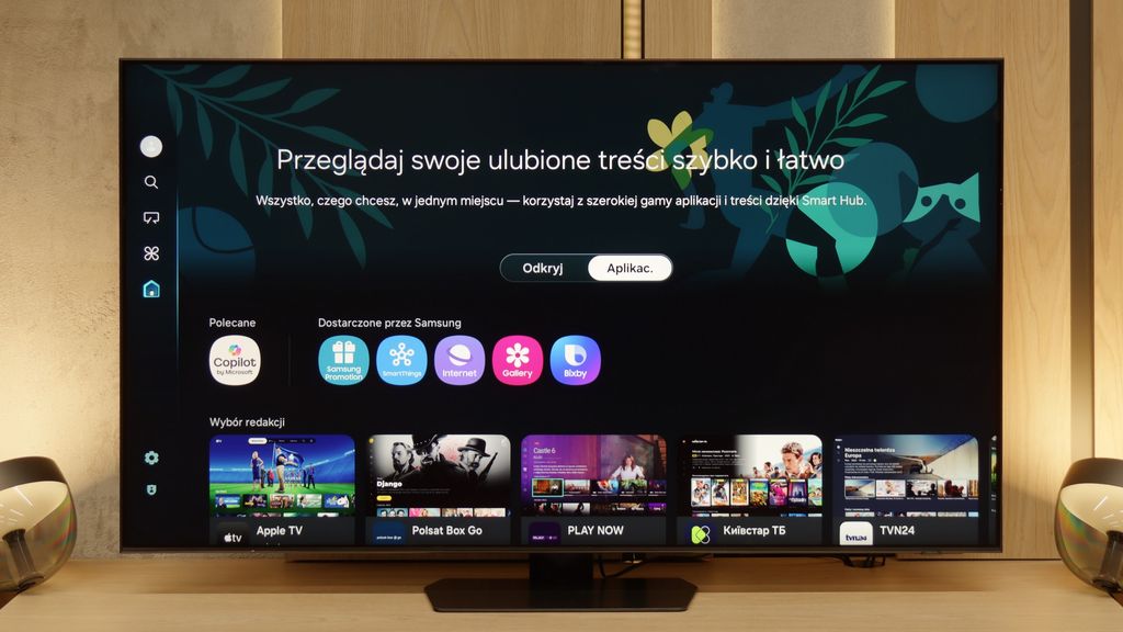Boisz się wypaleń OLED-a? QN90F to zaawansowany, mały Mini-LED z matową matrycą. Dzięki pełnemu lokalnemu wygaszaniu i wysokiej jasności świetnie sprawdzi się w bardzo nasłonecznionych pomieszczeniach, gdzie inne ekrany sobie nie radzą. Podpis pod zdjęcie: Samsung QN90F – mały, jasny Mini-LED z matową powłoką do jasnych poko