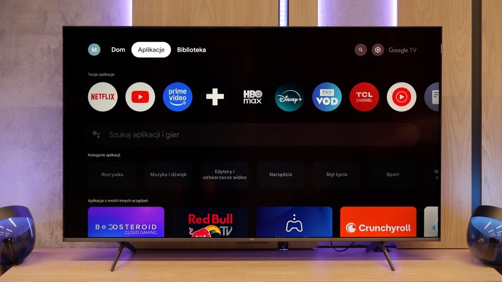 Bezapelacyjny hit w rozmiarze 85 cali. Matryca 144 Hz (z opcją 240 Hz przy PC) i płynny Google TV czynią go idealnym do sportu i gier. Jeśli nie masz bardzo jasnego salonu, ten gigant zapewni kinowe wrażenia za ułamek ceny konkurencji. Podpis pod zdjęcie: TCL P8K (P89K) – gigantyczne 85 cali z matrycą 144 Hz w super cenie.