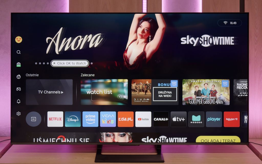 Multimedialny kombajn 65 cali. Szybki system VIDAA, wsparcie dla dźwięku DTS:X oraz unikalna funkcja nagrywania na USB (PVR). Świetna alternatywa dla Samsunga i TCL, jeśli szukasz funkcjonalności w dobrej cenie. Podpis pod zdjęcie: Hisense U78Q – funkcjonalny telewizor z nagrywaniem PVR i szybkim systemem.