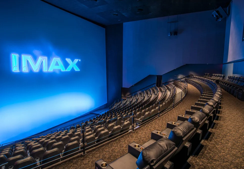 IMAX zgarnia „Narnię” na wyłączność, a Vue wybucha oburzeniem. Nowy model „2+2” Netfliksa może zachwiać całym kinowym ekosystemem.