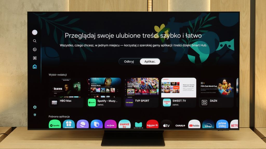 Telewizor QD-OLED z matową matrycą, która eliminuje refleksy. Samsung S95F to marzenie gracza: odświeżanie 165 Hz, 4 porty HDMI 2.1 i moduł OneConnect. Podpis pod zdjęcie: Samsung S95F – matowy OLED idealny do gier i jasnych pokoi.