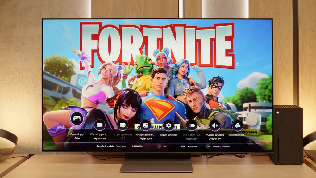 Najbardziej opłacalny TV 65 cali w 2025 roku. Wersja "FAT" posiada matrycę QD-OLED 2. generacji, gwarantującą wyższą jasność i lepsze kolory niż standardowe modele. Podpis pod zdjęcie: Samsung S90FAT – flagowa jakość QD-OLED w cenie średniej półki.