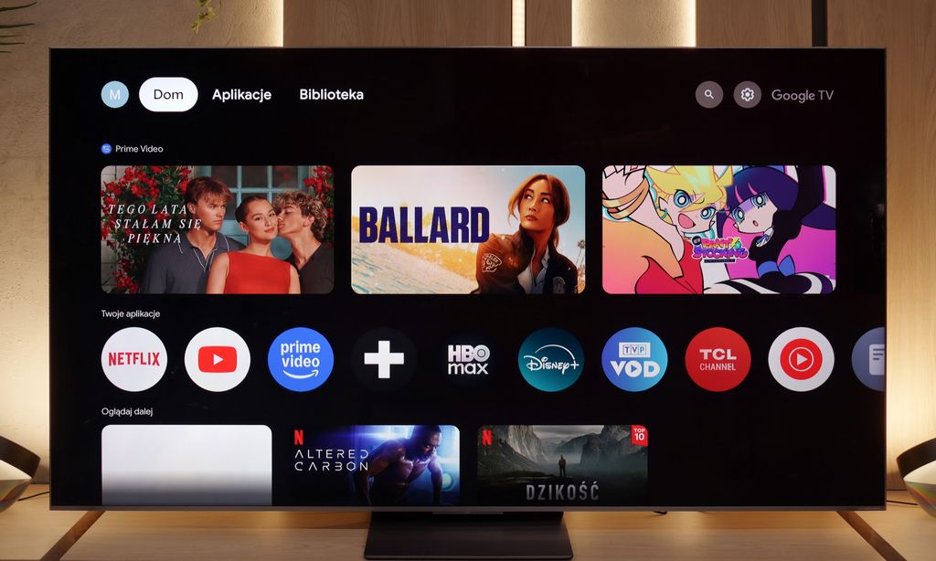 75-calowy Mini-LED z tysiącami stref wygaszania. TCL C8K zachwyca bezramkowym designem "Zero Border" i potężnym dźwiękiem od Bang & Olufsen. Podpis pod zdjęcie: TCL C8K – 75 cali, nowoczesny design i dźwięk Bang & Olufsen.