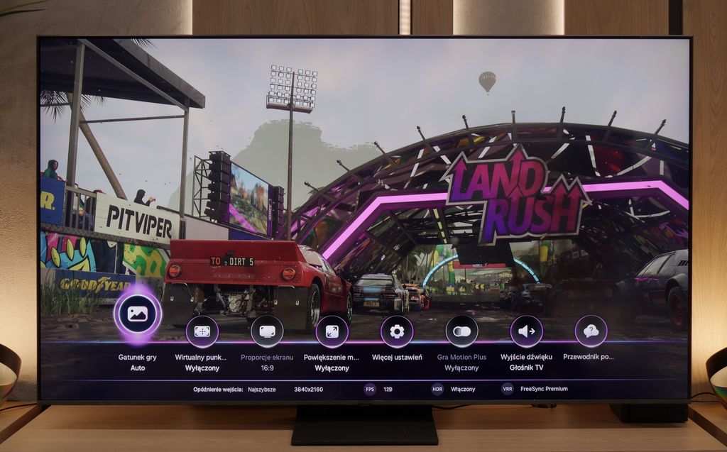 Stabilny i jasny Mini-LED 85 cali. Samsung QN80F oferuje jasność 1000 nitów i dopracowane algorytmy wygaszania, co daje żywy obraz HDR w wielkim formacie. Podpis pod zdjęcie: Samsung QN80F – wysoka jasność i stabilność w rozmiarze 85 cali.