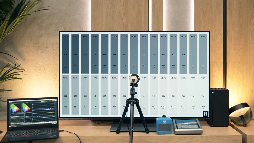 S90F w 77 calach to świetna alternatywa dla LG C5. To telewizor nastawiony bardziej na gaming.