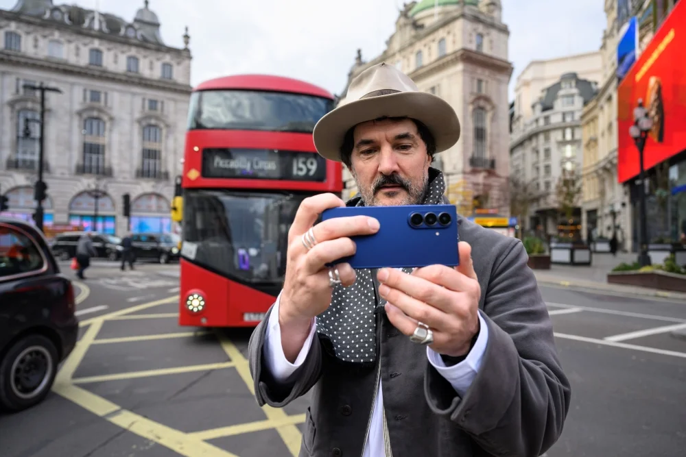 Samsung rusza z kampanią One Shot Challenge – Galaxy AI i Z Fold7 pokazują, jak zrobić idealne zdjęcie jednym ujęciem i przestać żyć „przez ekran”.