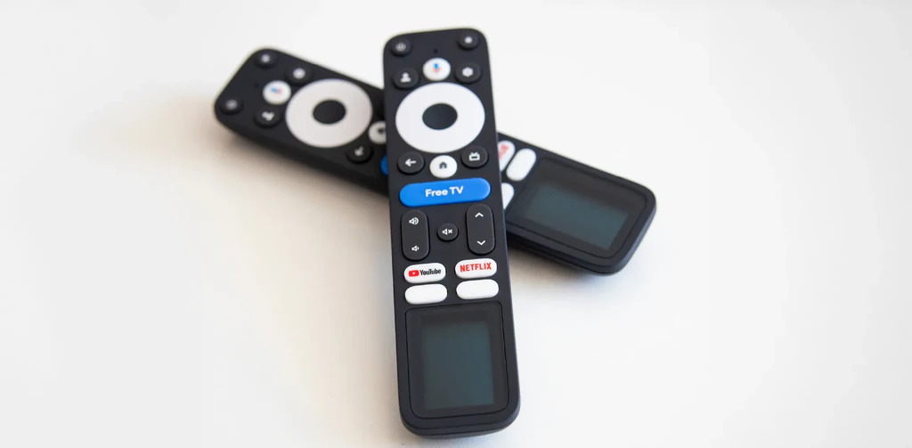 Eine neue Google-TV-Fernbedienung, die mit Licht statt Batterien betrieben wird. Ohsung Electronics präsentiert einen innovativen Prototyp, der dank Epishines Solarzellen funktioniert und nie leer wird. Eine umweltfreundliche und praktische Lösung für Nutzer.