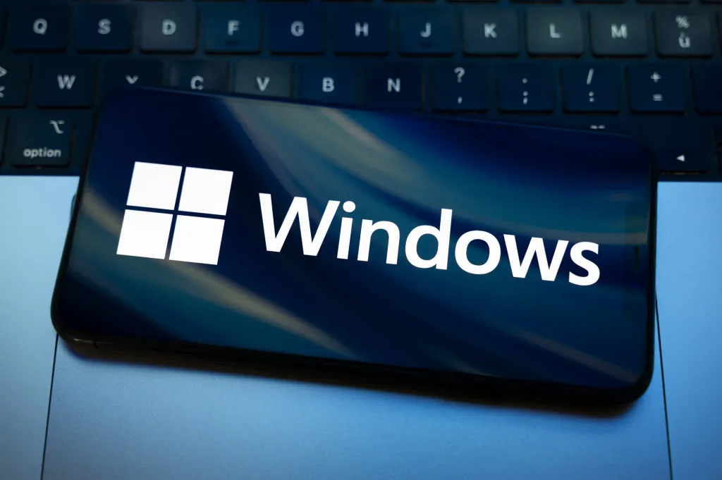 Windows 11 mit der Möglichkeit, AI-Aktionen auszuschalten. Microsoft ordnet das Kontextmenü neu, fügt neue Gruppen von Optionen hinzu, aber im System treten weiterhin Fehler im Explorer und im Startmenü auf – Einzelheiten im Artikel.