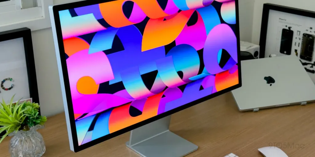 Apple may finally ditch 60 Hz in monitors. The new Studio Display with 120 Hz and ProMotion is set to improve work smoothness and match the rest of the Apple ecosystem.