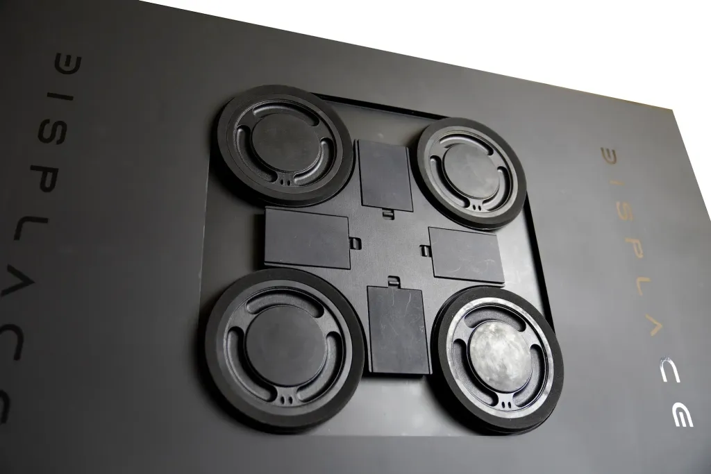 Television without a mount and cables? Displace Hub promises quick mounting to any surface, battery power, and support for external devices via HDMI.