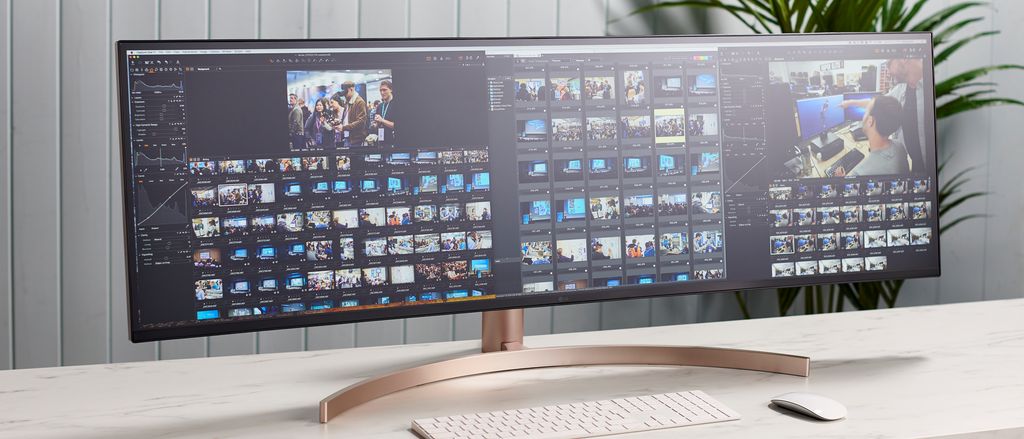 More and more users are abandoning dual monitor setups in favor of a single ultrawide monitor. See how to increase productivity, save desk space, and improve work comfort.