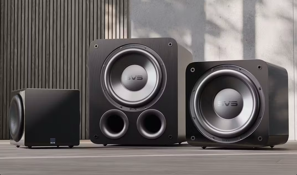SVS debütiert auf dem Soundbar-Markt. Auf der CES 2026 stellte der Hersteller die R|Evolution-Serie vor – eine 3.1-Soundbar mit kabellosem 12-Zoll-Subwoofer, Dolby-Atmos-Virtualisierung und HDMI eARC. Der Marktstart ist für 2026 geplant.