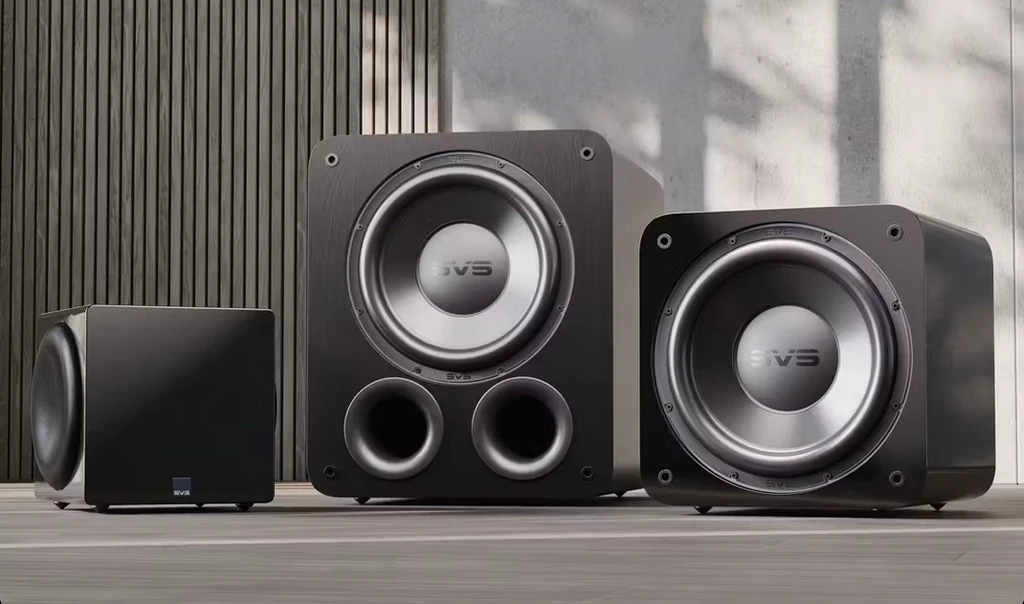 SVS debiutuje na rynku soundbarów. Podczas CES 2026 producent zaprezentował serię R|Evolution – soundbar 3.1 z bezprzewodowym subwooferem 12 cali, obsługą Dolby Atmos (wirtualizacja) oraz HDMI eARC. Premiera planowana na 2026 rok.