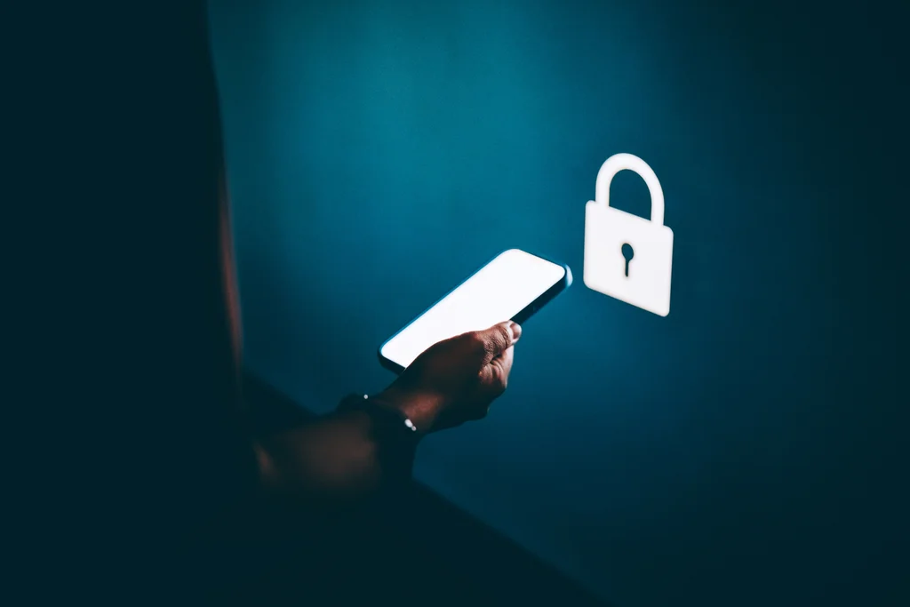 Apple warnt vor neuen Angriffen auf iPhones. Wer nicht auf iOS 26 aktualisiert, erhält keine Sicherheitsupdates und setzt Millionen Geräte einem realen Risiko von Spyware-Infektionen aus.